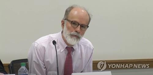 This photo, captured from the YouTube account of Harvard Law School, shows Professor J. Mark Ramseyer. (PHOTO NOT FOR SALE) (Yonhap)