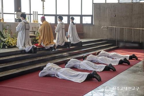 This photo provided by the Catholic Bishops' Conference of Korea shows an ordination ceremony for new priests in Jan. 12, 2021. (PHOTO NOT FOR SALE) (Yonhap)