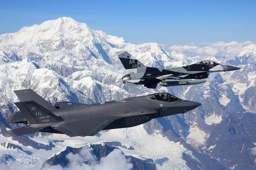 This photo, downloaded from the U.S. Seventh Air Force website, shows an F-35A Lightning II (L), assigned to the 388th Fighter Wing at Hill Air Force Base in Utah, and an F-16 Fighting Falcon, assigned to the 18th Aggressor Squadron at Eielson Air Force Base in Alaska, flying over Denali National Park in Alaska, on Aug. 17, 2020, during the Red Flag-Alaska 20-3 Training. (PHOTO NOT FOR SALE) (Yonhap)