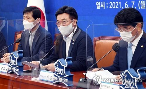 Democratic Party floor leader Rep. Yun Ho-jung (C) speaks during the party's consultation meeting with the government held at the National Assembly in Seoul on June 7, 2021. (Yonhap)