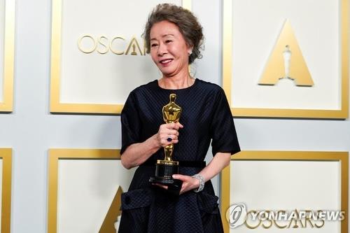 South Korean Youn Yuh-jung poses for photos after winning best actress in a supporting role for "Minari" at the 93rd Oscars on April 25, 2021, in this AP photo. (Yonhap)