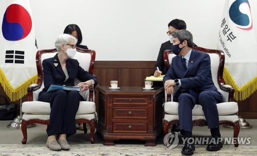 South Korean Unification Minister Lee In-young (R) talks with U.S. Deputy Secretary of State Wendy Sherman during their meeting at the government complex in Seoul on July 22, 2021, in this photo released by the ministry. (PHOTO NOT FOR SALE) (Yonhap)