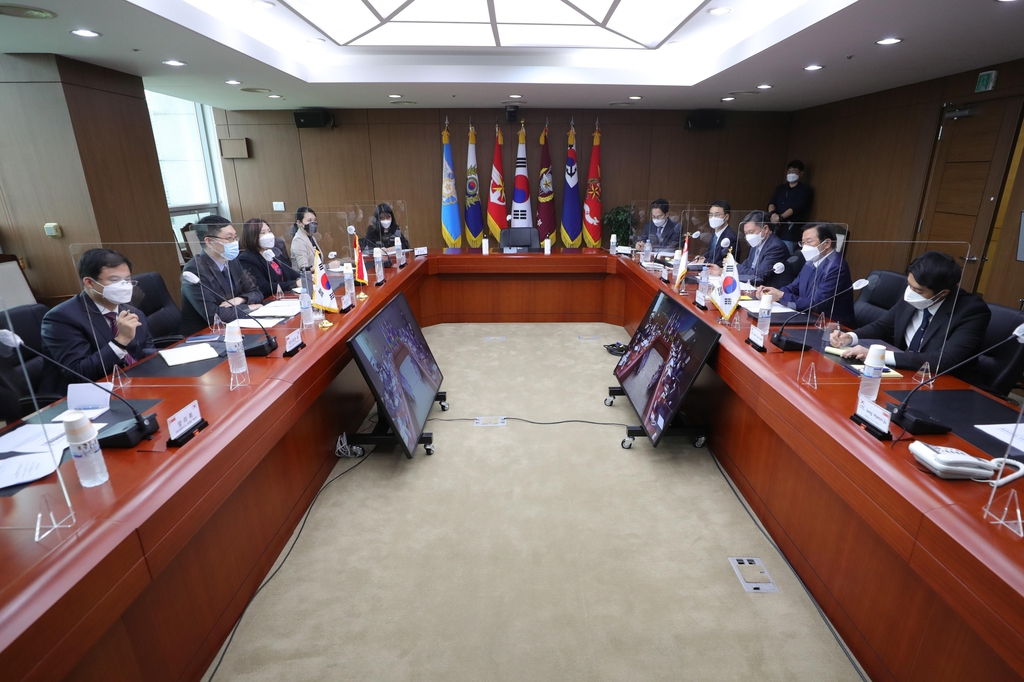South Korea and Singapore hold defense strategy talks in Seoul on Aug. 2, 2021, in this photo provided by the Kookbang Ilbo newspaper. (PHOTO NOT FOR SALE) (Yonhap) 