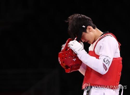 South Korean Lee Dae-hoon reacts after losing in a men's -68kg bronze medal match at the Tokyo Olympics at Makuhari Messe Hall A in Chiba, east of Tokyo, on July 25, 2021. (Yonhap)