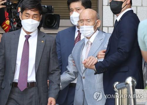Former President Chun Doo-hwan (C) leaves the Gwangju District Court in the southwestern city of Gwangju on Aug. 9, 2021, after attending an appellate court hearing on a defamation case. (Yonhap)