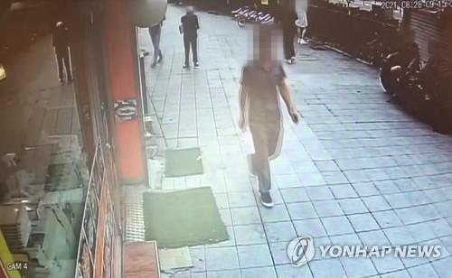 The undated image from a closed circuit video, provided by Yonhap News TV on Aug. 30, 2021, shows the suspected murderer Kang walking down a street in Seoul. (PHOTO NOT FOR SALE) (Yonhap)