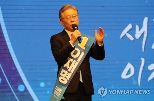 Gyeonggi Province Gov. Lee Jae-myung, the front-running presidential contender of the Democratic Party, speaks to journalists during the party's primary vote for the Sejong-North Chungcheong Province region, held on Sept. 5, 2021, at the CJB Conventional Center. (Yonhap)