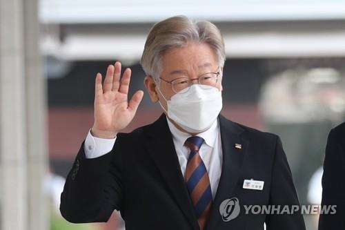 Gyeonggi Province Gov. Lee Jae-myung waves to his supporters on his way to the building of the Gyeonggi Province Assembly in Suwon, South Korea, on Oct. 5, 2021. (Yonhap)