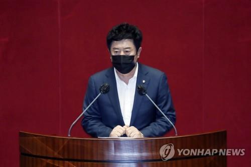 In this file photo, Rep. Jung Chan-min speaks during a plenary session at the National Assembly in Seoul on Sept. 29, 2021, before a vote on a motion on his arrest. (Pool photo) (Yonhap)