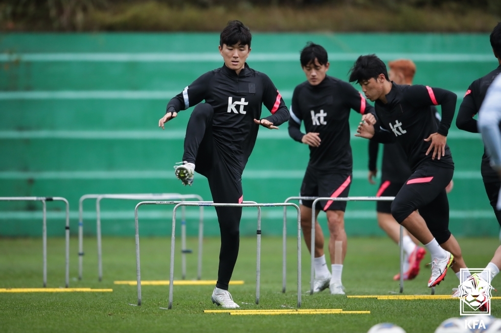 South Korean midfielder Hwang In-beom (C) trains at the National Football Center in Paju, Gyeonggi Province, on Oct. 5, 2021, in preparation for 2022 FIFA World Cup qualifying matches, in this photo provided by the Korea Football Association. (PHOTO NOT FOR SALE) (Yonhap)