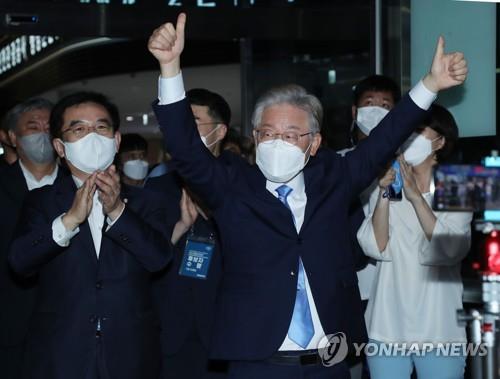 This image, provided by the National Assembly press corps, shows Gyeonggi Gov. Lee Jae-myung making thumbs-up signs in the air after winning the regional primary vote in Incheon on Oct. 3, 2021. (Yonhap)