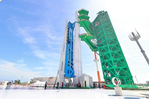 South Korea's homegrown space rocket is erected on a launch pad before a wet dress rehearsal at the Naro Space Center in Goheung, South Jeolla Province, 473 kilometers south of Seoul, on Aug. 26, 2021, in this photo provided by the Ministry of Science and ICT. (PHOTO NOT FOR SALE) (Yonhap)