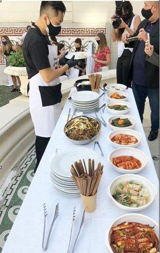This file photo, provided by the South Korean culture center in Argentina, shows a kimchi tasting event in April at the center. On Oct. 6, 2021, the Argentine Senate unanimously passed a resolution designating Nov. 22 as Kimchi Day. (PHOTO NOT FOR SALE) (Yonhap) 