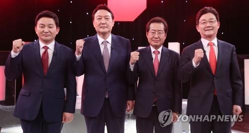 This photo shows (from L to R) former Jeju Gov. Won Hee-ryong, former Prosecutor General Yoon Seok-youl, People Power Party Rep. Hong Joon-pyo and former Rep. Yoo Seong-min ahead of a TV debate in Seoul on Oct. 31, 2021. (Pool photo) (Yonhap)