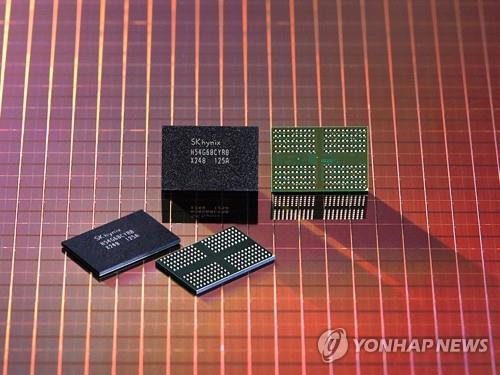 The photo provided by SK hynix Inc. on July 12, 2021, shows its advanced DRAM chips using lithography technology that uses extreme ultraviolet. (PHOTO NOT FOR SALE) (Yonhap) 