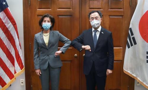 South Korea's Industry Minister Moon Sung-wook (R) and U.S. Commerce Secretary Gina Raimondo pose for a photo ahead of their meeting in Washington on Nov. 9, 2021, in this photo provided by Moon's office. (PHOTO NOT FOR SALE) (Yonhap) 