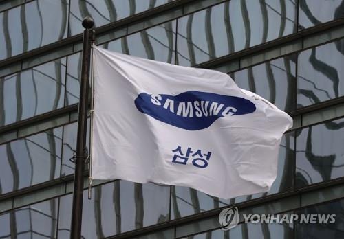 This file photo taken Feb. 16, 2021, shows the corporate flag of Samsung Group at its office building in Seoul. (Yonhap)