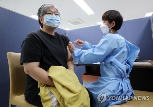 Jeong Eun-kyeong, head of the Korea Disease Control and Prevention Agency, is administered a booster shot of a COVID-19 vaccine at a hospital in Cheongju, North Chungcheong Province, central South Korea, on Nov. 19, 2021. (Yonhap)