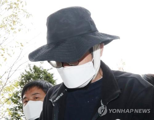 A man accused of stabbing one of his apartment neighbors arrives at a court in Incheon, west of Seoul, on Nov. 17, 2021, to attend his arrest warrant hearing. (Yonhap)