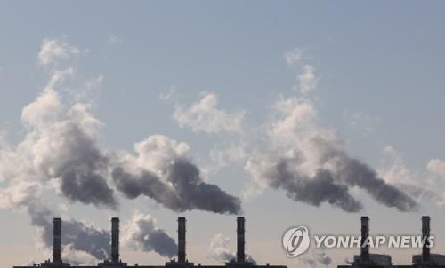 This file photo, taken Dec. 16, 2020, shows smoke billowing out of a thermoelectric power plant in Incheon, west of Seoul. (Yonhap)