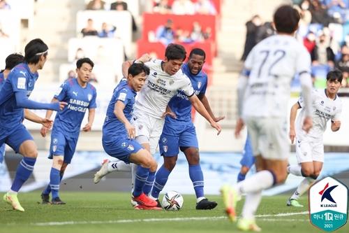 Ulsan Hyundai FC (in white) and Suwon Samsung Bluewings are in action in a K League 1 match at Suwon World Cup Stadium in Suwon, some 45 kilometers south of Seoul, on Nov. 28, 2021, in this photo provided by the Korea Professional Football League. (PHOTO NOT FOR SALE) (Yonhap) 