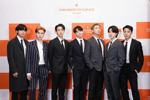 Members of the K-pop phenom BTS pose for the camera during a press conference at SoFi Stadium in Los Angeles on Nov. 29, 2021, in this photo provided by its agency Big Hit Music. (PHOTO NOT FOR SALE) (Yonhap) 