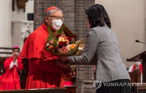 Cardinal Andrew Yeom Soo-jung attends a Mass at Myeongdong Cathedral in central Seoul on Nov. 30, 2021, marking his retirement as archbishop of Seoul. (Pool photo) (Yonhap)