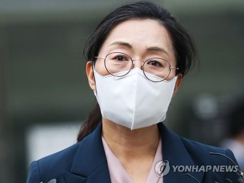 This Oct. 16, 2021, file photo shows Seongnam Mayor Eun Soo-mi stepping out of Suwon High Court in Suwon, south of Seoul, after receiving a fine of 900,000 won (US$757) in a retrial of a Political Funds Act violation case. (Yonhap)