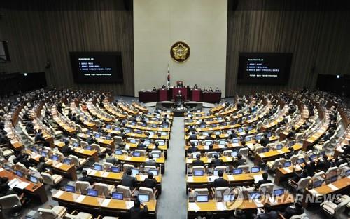 (LEAD) Nat'l Assembly passes record 607.7 tln-won gov't budget for 2022