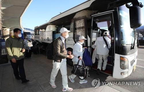 Vietnamese workers board a bus bound for a government-designated quarantine facility after their arrival at Incheon International Airport, west of Seoul, on Dec. 3, 2021. (Yonhap)