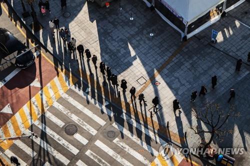 People wait in line outside a coronavirus testing center in Goyang, Gyeonggi Province, on Dec. 8, 2021. (Yonhap)