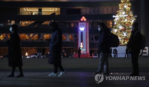 People wait in line to get tested for the coronavirus at Seoul Plaza in Seoul on Dec. 7, 2021. (Yonhap)