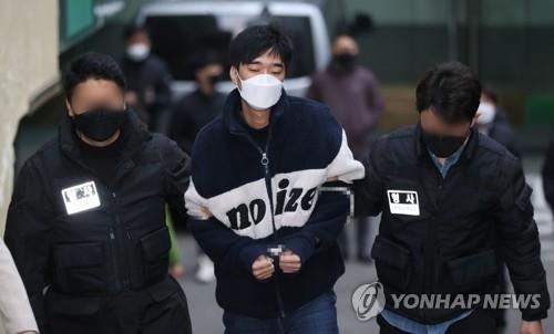 This Nov. 29, 2021, file photo shows Kim Byung-chan, a suspect in a stalking murder case, being escorted from Seoul Namdaemun Police Station to Seoul Central District Prosecutors Office. (Yonhap)