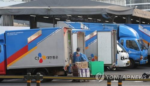 A delivery truck of the country's leading logistics firm CJ Logistics Corp. is parked at the company's branch in Seoul on Dec. 23, 2021. (Yonhap)