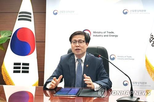 Trade Minister Yeo Han-koo holds talks via video link with his Indonesian counterpart, Muhammad Lutfi, to discuss Jakarta's ban on coal exports, from Seoul on Jan. 7, 2022, in this photo provided by the Ministry of Trade, Industry and Energy. (PHOTO NOT FOR SALE) (Yonhap)