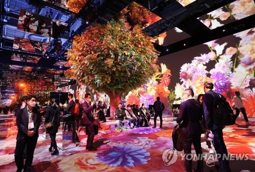Visitors check out the SK Group booth at the Consumer Electronics Show 2022 at the Las Vegas Convention Center in Las Vegas on Jan. 5, 2022. (Yonhap)