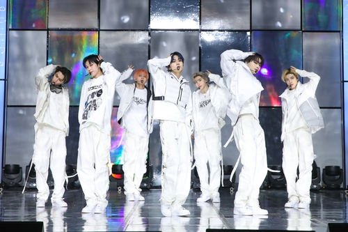 K-pop boy group Enhypen performs during a media showcase in Seoul on Jan. 10, 2022, in this photo provided by its agency, Belift Lab. (PHOTO NOT FOR SALE) (Yonhap)