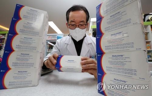 A pharmacist in the central city of Sejong checks Pfizer Inc.'s Paxlovid antiviral COVID-19 treatment pills on Jan. 14, 2022. (Yonhap)