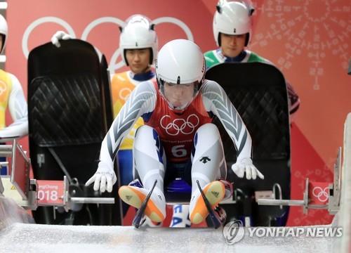 In this file photo from Feb. 15, 2018, Aileen Frisch of South Korea takes a start in the team relay event during the PyeongChang Winter Olympics at Olympic Sliding Centre in PyeongChang, some 180 kilometers east of Seoul. (Yonhap)
