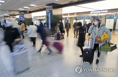 Travelers arrive at Jeju International Airport on Jeju Island on Jan. 28, 2022, ahead of the extended Lunar New Year holiday. (Yonhap)