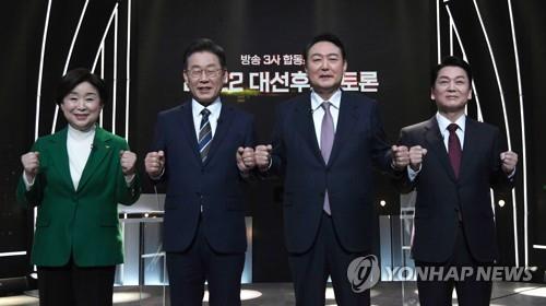 Presidential candidates (from L to R) Sim Sang-jeung of the Justice Party, Lee Jae-myung of the Democratic Party, Yoon Suk-yeol of the People Power Party and Ahn Cheol-soo of the People's Party pose for a photo ahead of their first TV debate at a KBS studio in Seoul on Feb. 3, 2022. (Pool photo) (Yonhap)