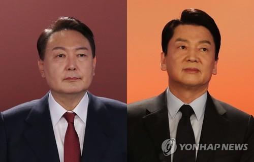 This compilation image shows Yoon Suk-yeol (L), the presidential candidate of the main opposition People Power Party, and Ahn Cheol-soo, the candidate of the minor opposition People's Party. (Pool photo) (PHOTO NOT FOR SALE) (Yonhap)