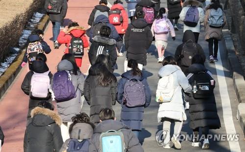 Children are on their way to school. (Yonhap)