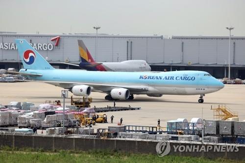 This file photo taken on Sept. 2, 2021, shows a Korean Air passenger jet and an Asiana plane at Incheon International Airport, just west of Seoul. (Yonhap) 