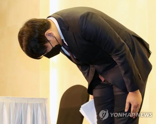 In this file photo from June 23, 2020, former major league player Kang Jung-ho bows before the start of a press conference at a Seoul hotel, as he apologizes for his past drunk driving cases in a bid to return to the Korea Baseball Organization. (Yonhap)