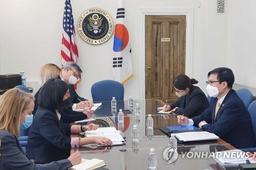 South Korean Trade Minister Yeo Han-koo (R) and U.S. Trade Representative Katherine Tai (second from L) hold a meeting in Washington on March 5, 2022, in this photo provided by Seoul's trade ministry. (PHOTO NOT FOR SALE) (Yonhap)