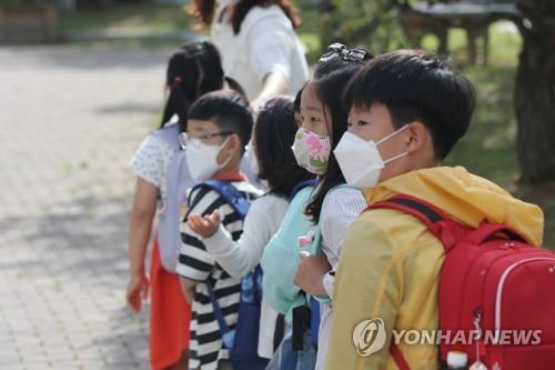 Elementary school students wear masks as they head to class in the southern city of Gwangju on May 27, 2020. (Yonhap)