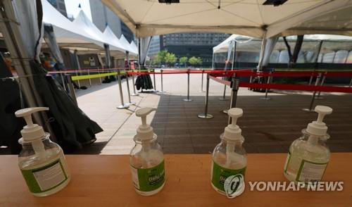 A coronavirus testing center near Seoul Station appears empty on April 19, 2022. (Yonhap)