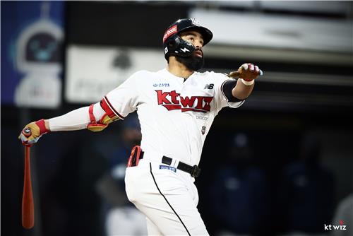 Henry Ramos of the KT Wiz watches his two-run home run against Shin Min-hyeok of the NC Dinos during the bottom of the first inning of a Korea Baseball Organization regular season game at KT Wiz Park in Suwon, 45 kilometers south of Seoul, on April 22, 2022, in this photo provided by the Wiz. (PHOTO NOT FOR SALE) (Yonhap)