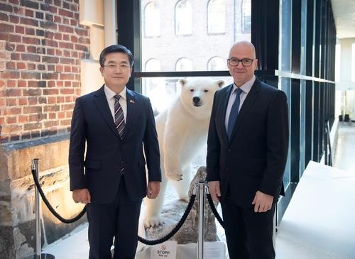 South Korean Defense Minister Suh Wook (L) poses with his Norwegian counterpart, Odd Roger Enoksen, prior to their meeting in Oslo on Feb. 15, 2022, in this file photo provided by the ministry. (PHOTO NOT FOR SALE) (Yonhap)